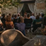 Festival if avignon en jardin privé : cercle de spectateurs et scène intime