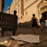 Musées avignon gratuits : entrée musée municipal à Avignon, panneau « gratuit »