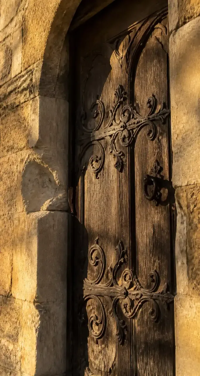 Détail architectural d'une porte ancienne des remparts d'Avignon