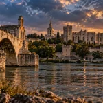 Avignon patrimoine mondial de l’UNESCO : Pont Saint-Bénezet et Palais des Papes au coucher du soleil
