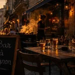 Terrasse bar avignon au crépuscule, bières et serveuse floue