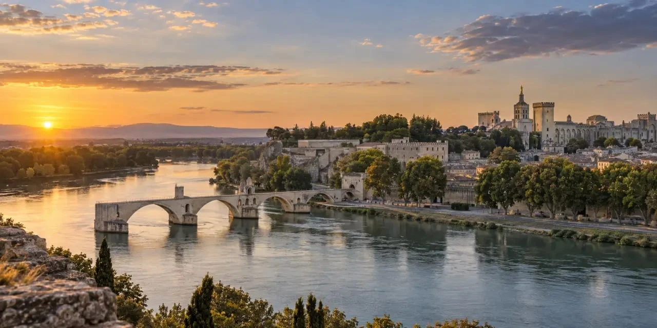 Vue du Rocher des Doms sur le patrimoine d'Avignon et le Rhône