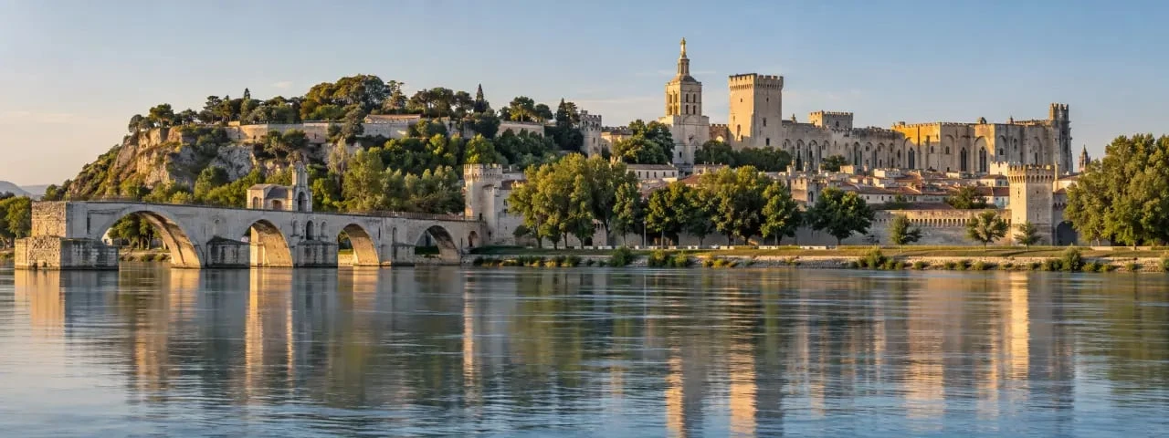 Avignon patrimoine mondial de l’UNESCO : vue panoramique du Palais des Papes, des remparts et du pont Saint-Bénezet
