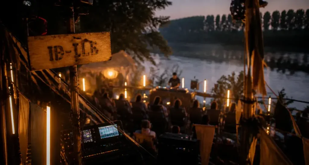 Festival idylle Avignon sur l’île de la Barthelasse, scène DJ en plein air