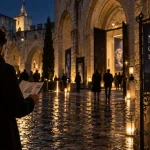 Nuit des musées Avignon : visite de nuit dans une cour historique, plan de visite en main